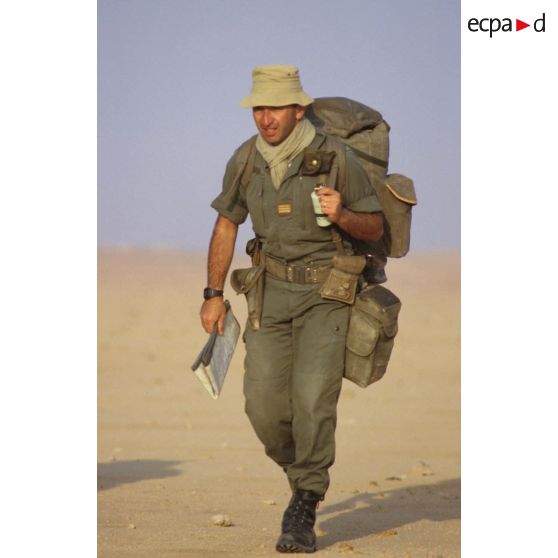 Un capitaine commandant un groupe de combat du 1er RI marche pour rejoindre un lieu d'héliportage par les appareils du 1er RHC (régiment d'hélicoptères de combat).