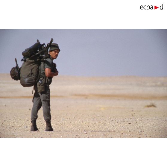 Un chef de pièce Milan d'un groupe de combat du 1er RI marche pour rejoindre un lieu d'héliportage par les appareils du 1er RHC (régiment d'hélicoptères de combat).