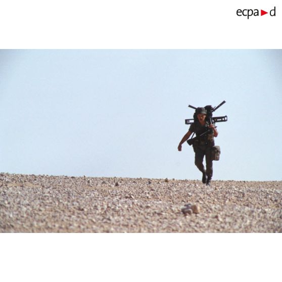 Un chef de pièce Milan d'un groupe de combat du 1er RI marche pour rejoindre un lieu d'héliportage par les appareils du 1er RHC (régiment d'hélicoptères de combat).