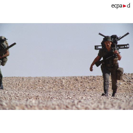 Un chef de pièce Milan d'un groupe de combat du 1er RI marche pour rejoindre un lieu d'héliportage par les appareils du 1er RHC (régiment d'hélicoptères de combat).