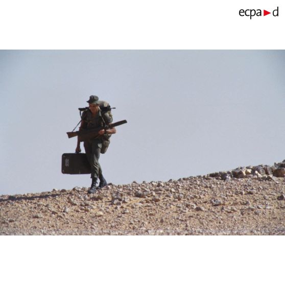 Un tireur d'élite d'un groupe de combat du 1er RI marche pour rejoindre un lieu d'héliportage par les appareils du 1er RHC (régiment d'hélicoptères de combat).
