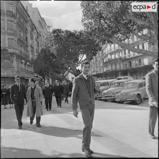 Robert Lacoste, ministre de l'Algérie, et sa délégation dans les rues d'Alger.