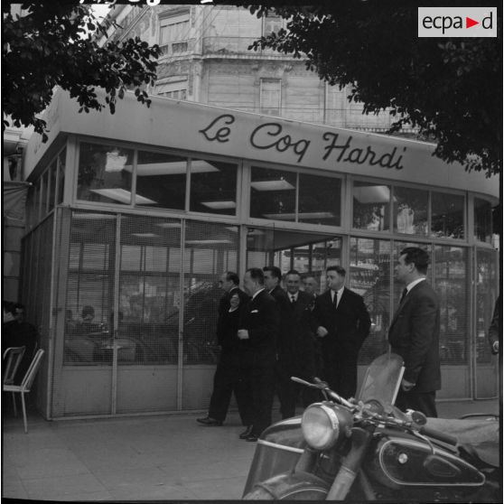 Robert Lacoste, ministre de l'Algérie, et sa délégation devant le restaurant Le coq hardi, à Alger.