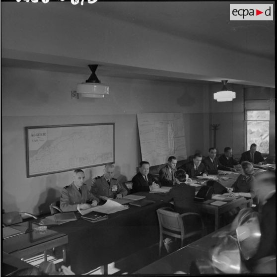 Robert Lacoste, les préfets d'Algérie et les IGAME au ministère de l'Algérie à Alger en 1958.