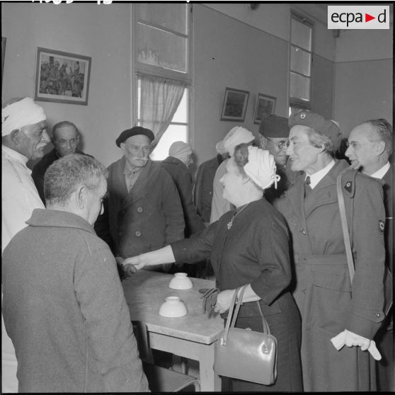 Madame Lacoste, épouse du ministre de l'Algérie, salue les patients du centre des invalides de Kouba.