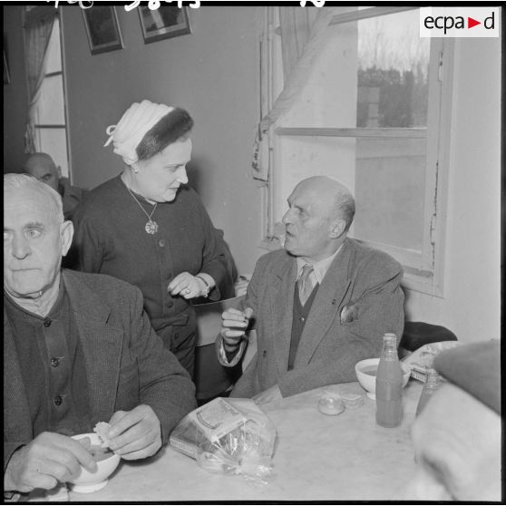 Madame Lacoste, épouse du ministre de l'Algérie, salue les patients du centre des invalides de Kouba et distribue une collation.
