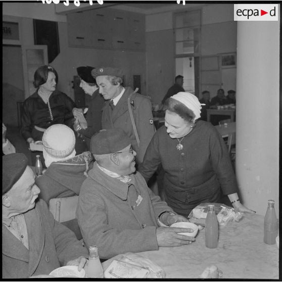 Madame Lacoste, épouse du ministre de l'Algérie, salue les patients du centre des invalides de Kouba et distribue une collation.