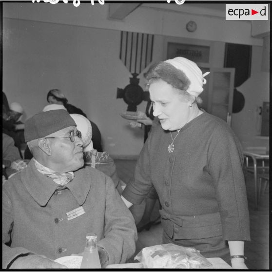 Madame Lacoste, épouse du ministre de l'Algérie, salue les patients du centre des invalides de Kouba et distribue une collation.