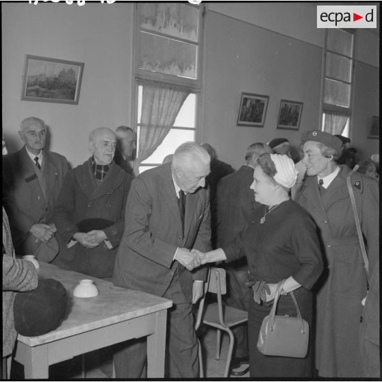 Madame Lacoste, épouse du ministre de l'Algérie, salue le personnel du centre des invalides de Kouba.