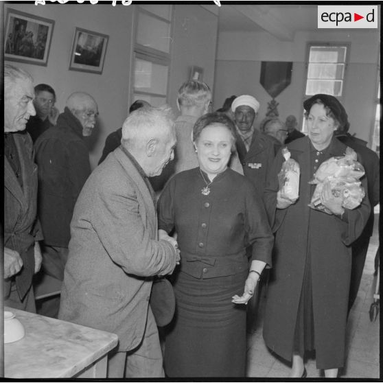 Madame Lacoste, épouse du ministre de l'Algérie, salue les patients du centre des invalides de Kouba.