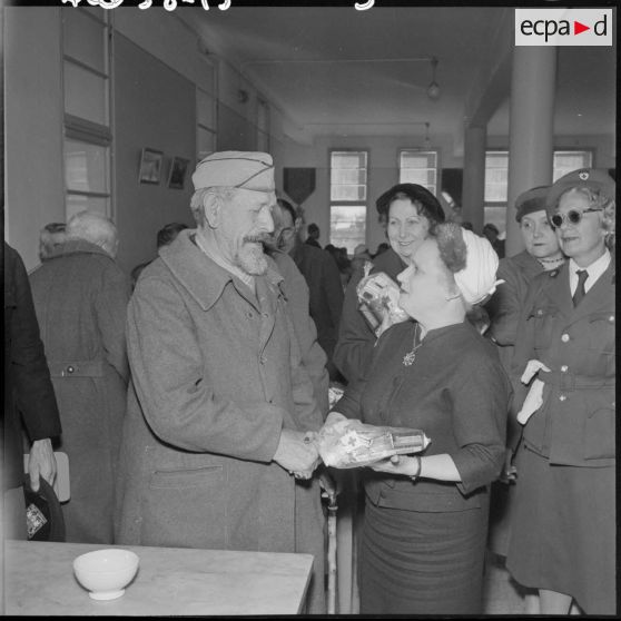 Madame Lacoste, épouse du ministre de l'Algérie, salue les patients du centre des invalides de Kouba.