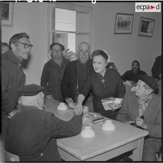 Madame Lacoste, épouse du ministre de l'Algérie, salue les patients du centre des invalides de Kouba.