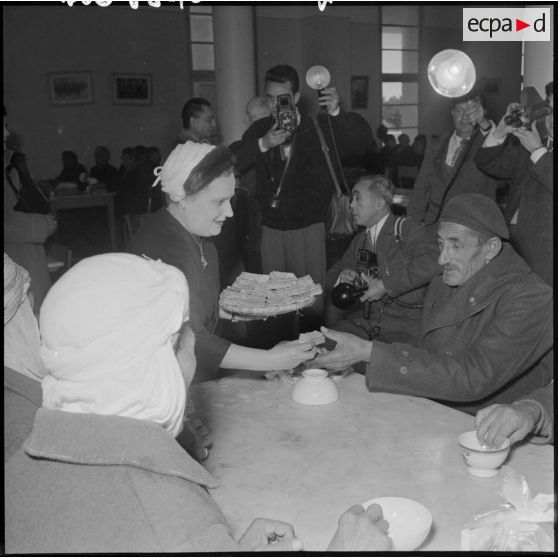 Madame Lacoste, épouse du ministre de l'Algérie, salue les patients du centre des invalides de Kouba et distribue une collation.