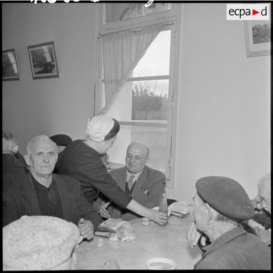 Madame Lacoste, épouse du ministre de l'Algérie, salue les patients du centre des invalides de Kouba et distribue une collation.