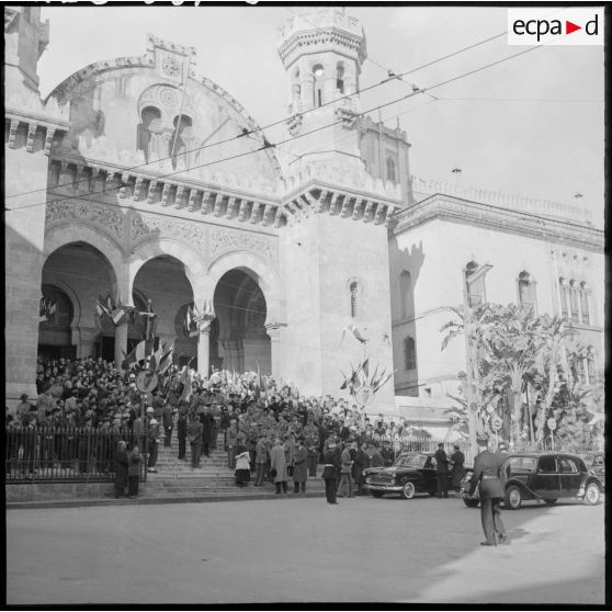La sortie de la messe à la cathédrale d'Alger lors d'une messe en mémoire au maréchal de Lattre de Tassigny.