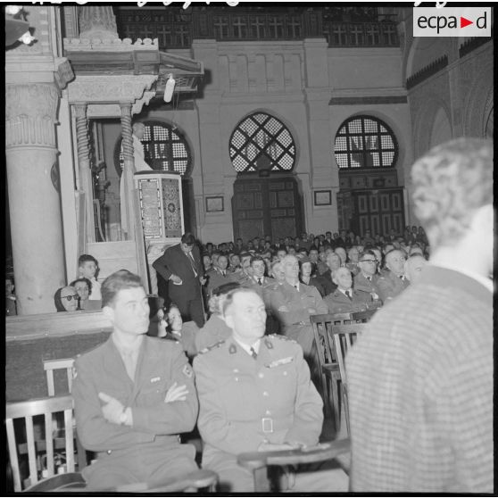 L'assistance pendant le prêche de l’aumônier militaire lors de la messe en mémoire du maréchal de Lattre de Tassigny en la cathédrale d'Alger.