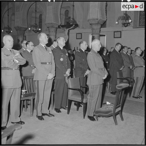 Les généraux Salan, Nogues, Allard, Jouhaud et l‘amiral Auboyneau assistent à une messe en mémoire du maréchal de Lattre de Tassigny en la cathédrale d'Alger.