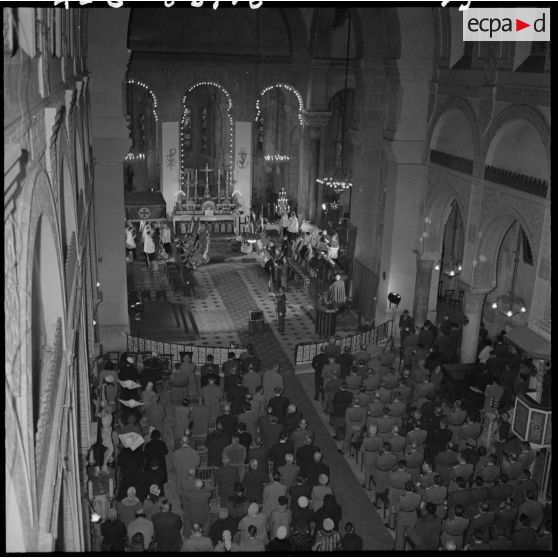 L'assistance lors de la messe en mémoire du maréchal de Lattre de Tassigny en la cathédrale d'Alger.