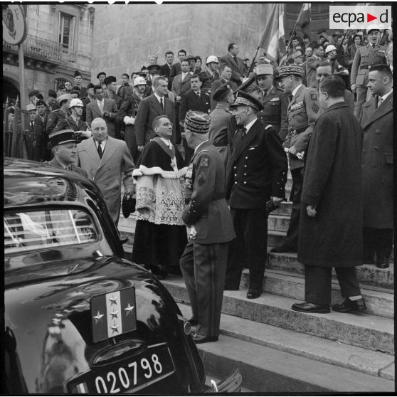 La sortie de la messe à la mémoire du maréchal de Lattre de Tassigny à la cathédrale d'Alger.