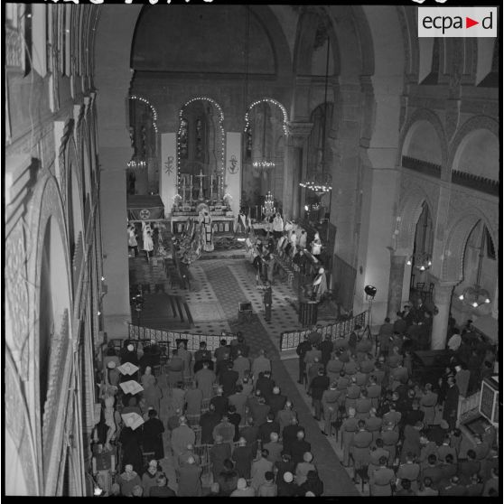 L'assistance lors de la messe en mémoire du maréchal de Lattre de Tassigny en la cathédrale d'Alger.