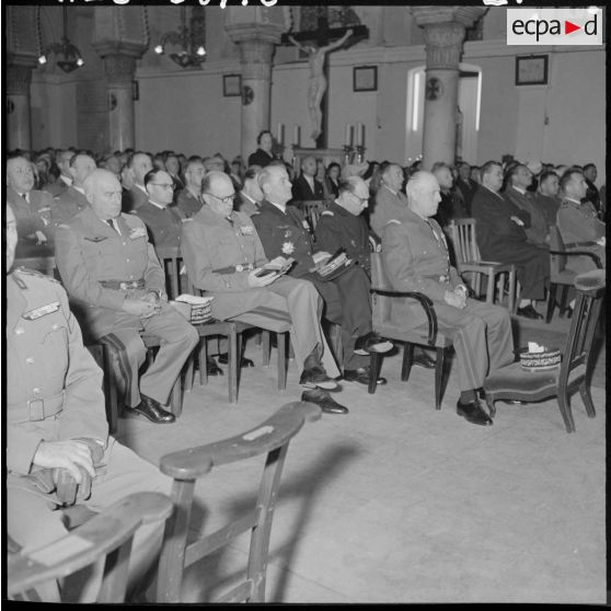 Les généraux Salan, Nogues, Allard, Jouhaud et l‘amiral Auboyneau assistant à la messe en mémoire du maréchal de Lattre de Tassigny, en la cathédrale d'Alger.
