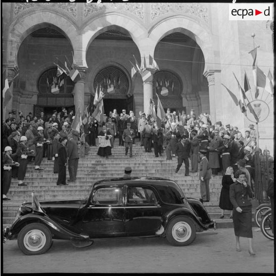 La sortie de la messe à la mémoire du maréchal de Lattre de Tassigny à la cathédrale d'Alger.