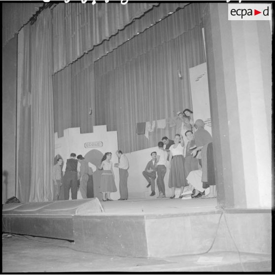 Les comédiens sur la scène du théâtre.