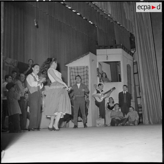 Représentation théâtrale : les comédiens dansent sur scène.