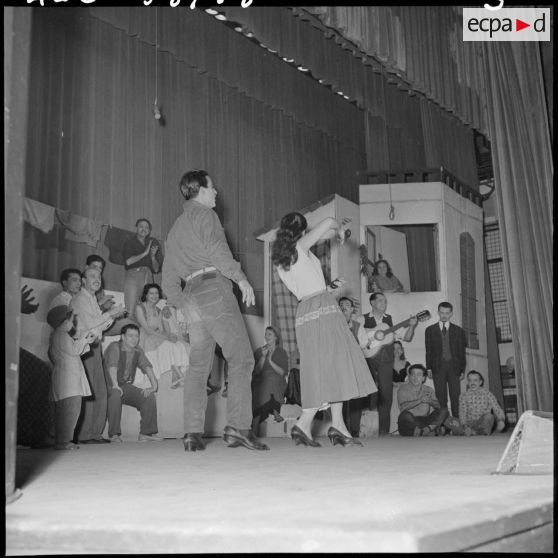 Représentation théâtrale : les comédiens dansent sur scène.