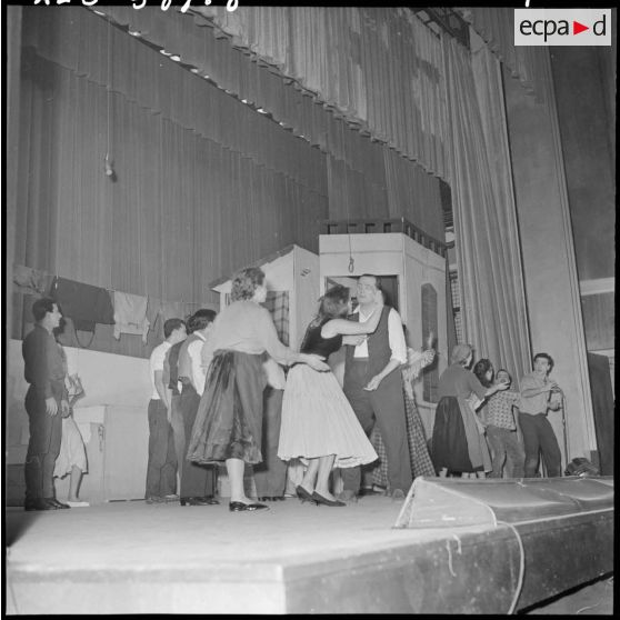 Représentation théâtrale : les comédiens sur scène.