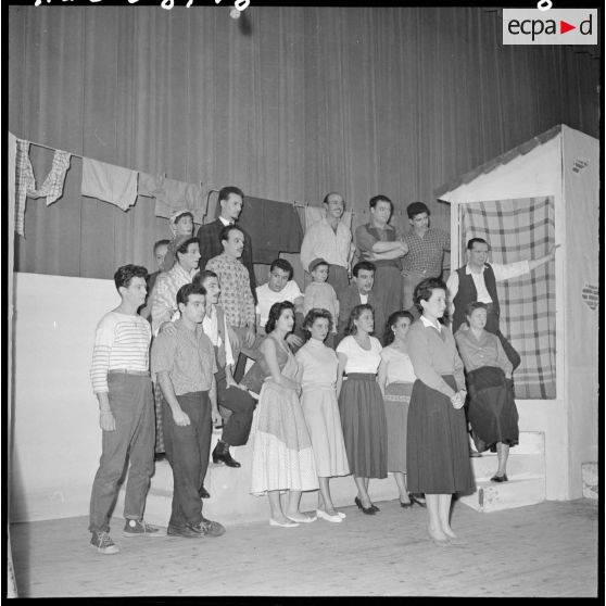 La troupe des comédiens sur la scène du théâtre.