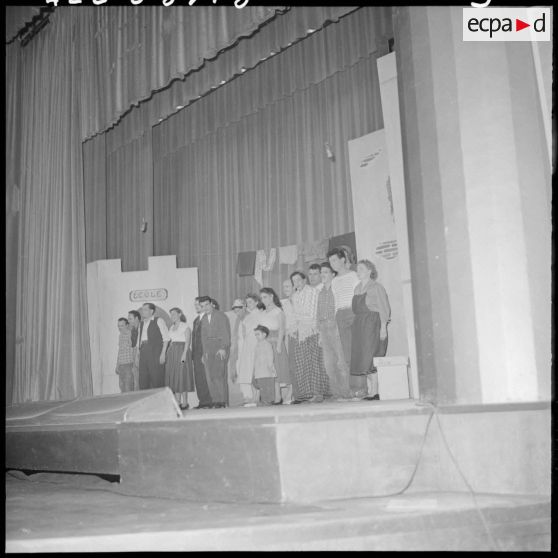 La troupe des comédiens sur la scène du théâtre.