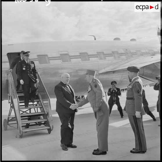 Lors de son arrivée à Maison-Blanche, Louis Christiaens, secrétaire d’État aux forces armées de l'Air, est accueilli par le général Salan.
