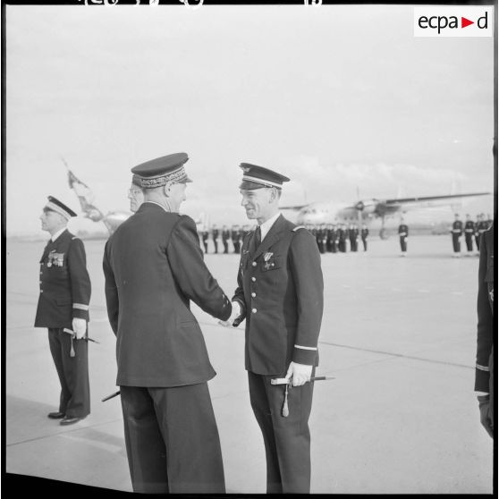 Féliciations d'un général de division à un sous-lieutenant décoré de la valeur militaire à Maison-Blanche.
