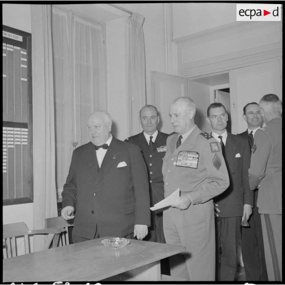 Le général Salan et Louis Christiaens, secrétaire d’État aux forces armées de l'Air, lors d’une conférence à Maison-Blanche.