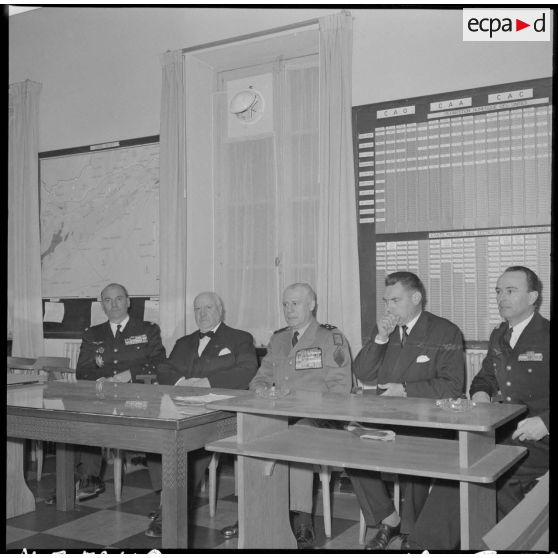 Le général Salan et Louis Christiaens, secrétaire d’État aux forces armées de l'Air, lors d’une conférence à Maison-Blanche.