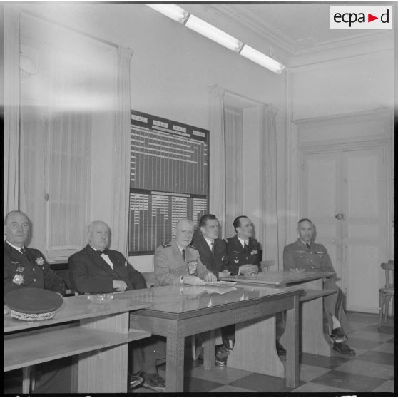 Le général Salan et Louis Christiaens, secrétaire d’État aux forces armées de l'Air, lors d’une conférence à Maison-Blanche.