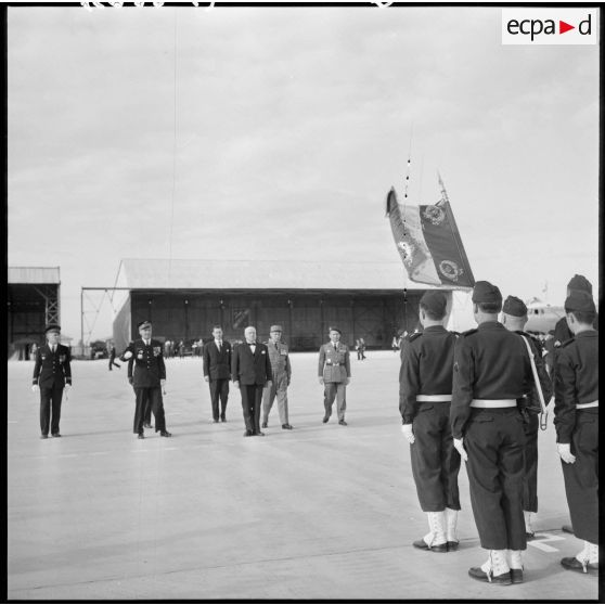Salut aux couleurs pour Louis Christiaens, secrétaire d’État aux forces armées de l'Air, lors de son arrivée à Maison-Blanche.