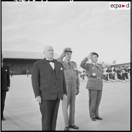 Salut aux couleurs pour Louis Christiaens, secrétaire d’État aux forces armées de l'Air, lors de son arrivée à Maison-Blanche.