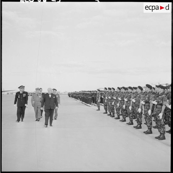 Louis Christiaens, secrétaire d’État aux forces armées de l'Air, passe les troupes en revue lors de son arrivée à Maison-Blanche.