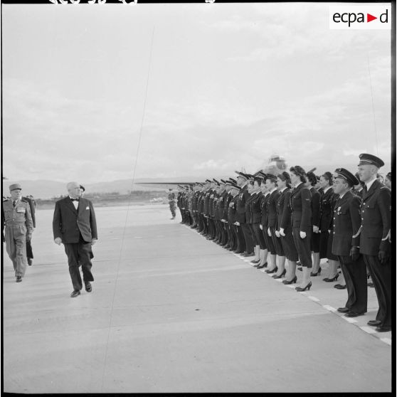 Louis Christiaens, secrétaire d’État aux forces armées de l'Air, passe les troupes en revue lors de son arrivée à Maison-Blanche.