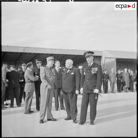 Arrivée de Louis Christiaens, secrétaire d’État aux forces armées de l'Air, à Maison-Blanche.