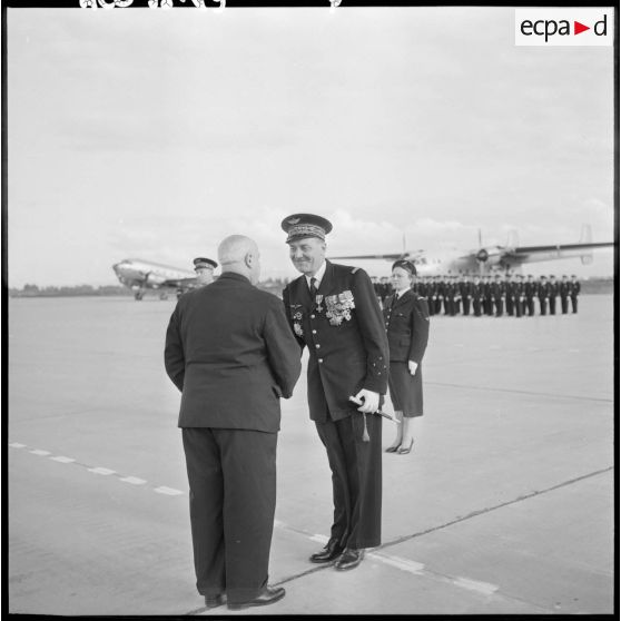 Louis Christiaens, secrétaire d’État aux forces armées de l'Air, remet la valeur militaire au général Jouhaud, commandant la 5e région aérienne, à Maison-Blanche.