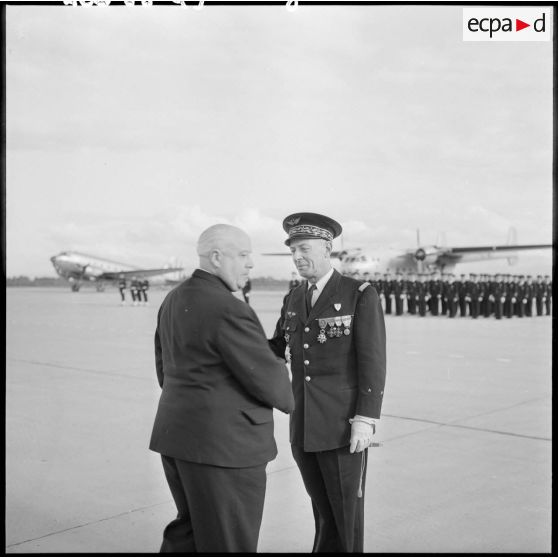 Louis Christiaens, secrétaire d’État aux forces armées de l'Air, remet une plaque de grand officier à un général de brigade aérienne, à Maison-Blanche.