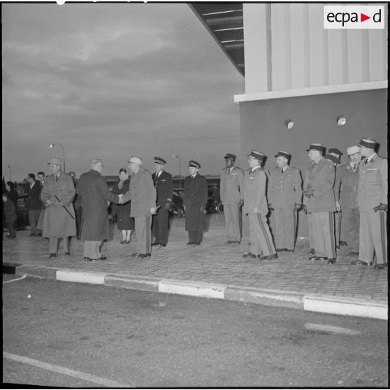 Le général Delange fait ses adieux aux officiers de la 10e RM (10e  région militaire) à l'aérodrome de Maison Blanche.