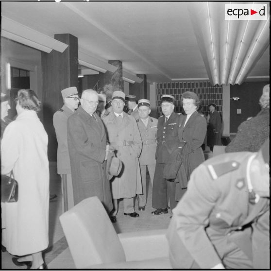 Le général Delange et son épouse dans le hall de départ d’Air France à l'aéroport de Maison Blanche.