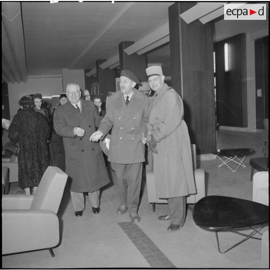 Le général Delange et son épouse dans le hall de départ d’Air France à l'aéroport de Maison Blanche.