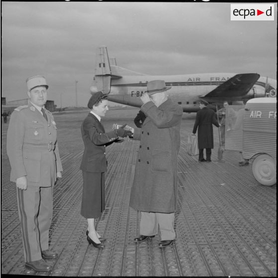 Remise d’un cadeau au général Delange à l’occasion de son départ de Maison Blanche.
