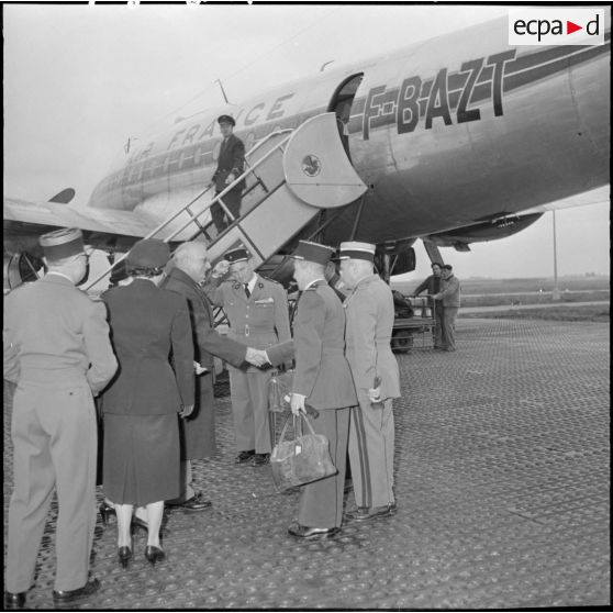Le général Delange et son épouse à l'embarquement à l'aéroport de Maison Blanche.