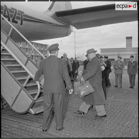 Le général Delange s’apprête à embarquer dans un avion d'Air france.